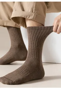 Nahaufnahme dicker brauner Rippsocken für Herren mit hoher Elastizität und weicher Textur.