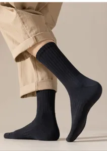 Schwarze gerippte Waden-Baumwollsocken im Detail, bequemes dickes Sohlendesign für Alltag.