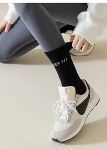 Damen Baumwoll-Mittelsocken mit geripptem hohen Elastikbündchen und Sneaker-Detail.