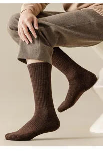 Detailaufnahme von warmen Herren Wollsocken mit Rippstrick in Dunkelbraun und dickem Material.