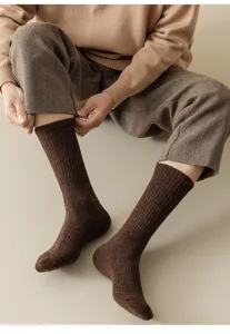 Dicke Herren Wollsocken in Dunkelbraun mit warmem Rippstrick-Design für kalte Wintertage ideal.