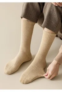 Detailaufnahme thermischer Herren Wollsocken mit dickem Rippmuster für warme Wintertage.