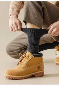Nahaufnahme dicker gerippter Woll-Thermosocken in Dunkelgrau mit kuscheliger Frotteestruktur.