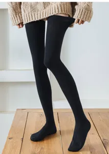 Calcetines altos negros por encima de la rodilla de algodón para invierno detalle.