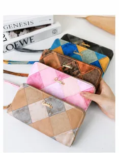 Gros plan détaillé de portefeuilles longs pour femmes en patchwork de couleurs variées