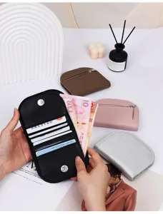 Detalle de la cartera semicircular mostrando las ranuras para tarjetas y billetes