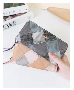 Vue détaillée de portefeuilles longs à patchwork bicolore en tons gris et beige.