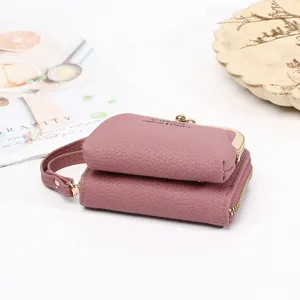 Vista laterale del portafoglio rosa da donna con chiusura a scatto e zip
