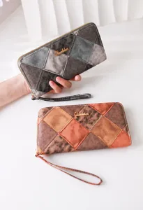 Élégant portefeuille long pour femme en patchwork bicolore avec fermeture éclair et dragonne