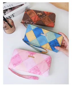 Vue détaillée de trois élégants portefeuilles longs en patchwork de différentes couleurs