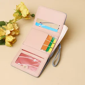 Vue intérieure d'un portefeuille rose pour femme avec fentes pour cartes et poche zippée
