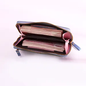 Détail intérieur d'un portefeuille zippé bleu pour femme avec doublure rose