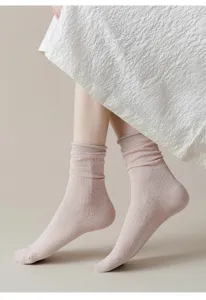 Primo piano dettagliato di calzini impilabili rosa sottilissimi in rete traspirante.
