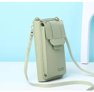 Vista laterale di una borsa a tracolla per cellulare verde menta minimalista per donna