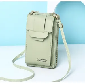 Vista ravvicinata della borsa a tracolla per cellulare in pelle verde menta multiuso