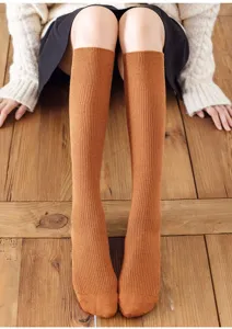 Japanischer Stil einfarbige gerippte Kniestruempfe fuer Damen niedliche Freizeitkleidung.