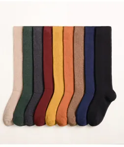 Detailansicht einfarbiger gerippter Kniestrümpfe mit verschiedenen leuchtenden Farben Textur.