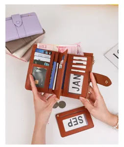Vista detallada de una cartera multifuncional de cuero PU marrón para mujer con ranuras para tarjetas.