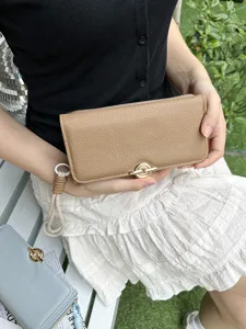 Portefeuille long élégant en similicuir kaki pour femme avec boucle dorée et fentes pour cartes