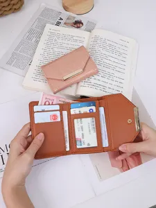 Petit portefeuille trois volets pour femme avec motif crocodile et boucle métallique chic