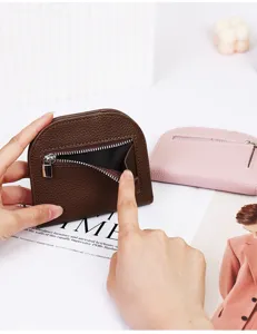 Primer plano de la cartera de cuero con bolsillo de cremallera y textura litchi