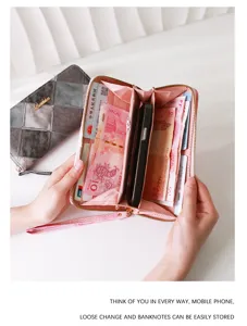 Détail de l'intérieur à grande capacité de cet élégant portefeuille long pour femme
