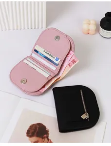 Vista de las carteras semicirculares rosa y negro con ranuras para tarjetas y cremallera.