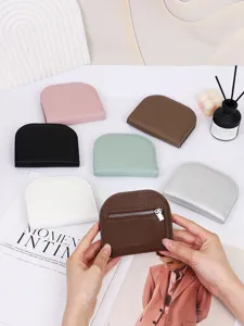 Monedero semicircular minimalista para mujer en varios colores con textura de cuero granulado