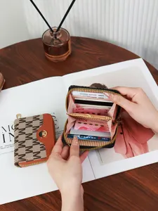 Kompakte, monogrammierte Damen-Geldbörse mit Reißverschluss, Kartenfächern und Münzfach.