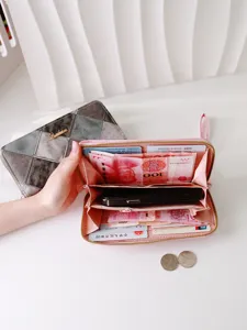 Portefeuille long en patchwork pour femme montrant une grande capacité interne