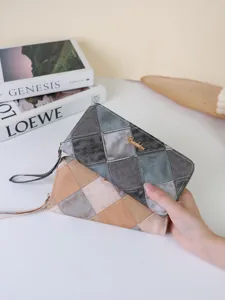Élégant portefeuille long pour femme avec motif patchwork à carreaux et détails dorés.