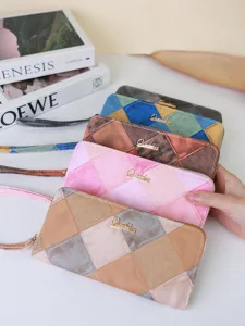 Portefeuille long élégant pour femmes en patchwork coloré avec une dragonne pratique.