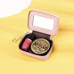 Nahaufnahme des rosa Mini-Make-up-Beutels mit Spiegel und Schlüsselanhänger innen