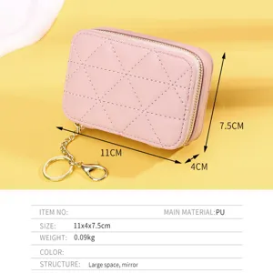 Detailansicht einer rosa gesteppten Mini-Kosmetiktasche mit Maßen und Spezifikationen.