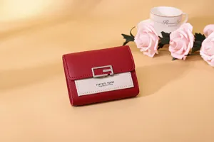 Detailansicht eines niedlichen rot-beigen Damen-Geldbeutels im koreanischen Stil