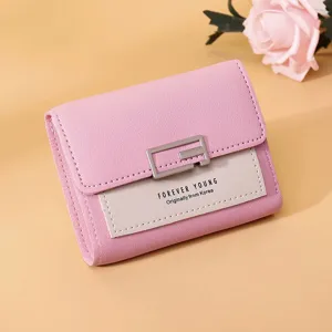 Nahaufnahme des rosa-cremefarbenen Mini-Portemonnaies für Damen mit Metallschließe
