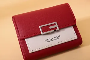Detailansicht einer rot-weißen Damen-Geldbörse aus Leder mit Metallschnalle und Logo-Print