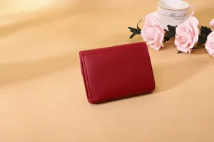 Elegante rote Damen-Geldbörse aus Kunstleder in einer stilvollen Umgebung mit Rosen.