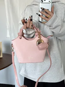 Borsa a mano in PU rosa con trama a serpente, modello a secchiello e ciondolo a cuore.