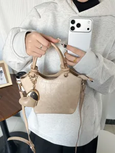 Elegante borsa a secchiello beige da donna con trama coccodrillo e cuore pendente