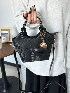 Elegante borsa a secchiello in PU nero con trama a pelle di serpente e ciondolo a cuore