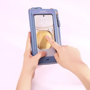 Détail de la fonction écran tactile sensible sur sacoche téléphone en cuir bleu femme