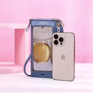 Détail d'un sac à bandoulière bleu pour écran tactile à côté d'un smartphone