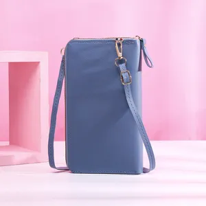 Vue arrière d'un portefeuille de téléphone vertical bleu avec bandoulière sur fond rose