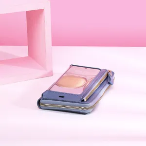 Détail d'un sac à bandoulière bleu pour téléphone avec fenêtre tactile