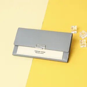 Detailansicht der grauen und beige minimalistischen dreifach langen Damen Geldbörse