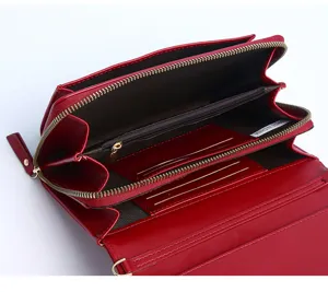 Binnendetail met de vakken van een rode multifunctionele dames crossbody telefoontas