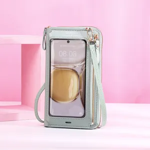 Gros plan d'un sac de téléphone bandoulière vert menthe avec fenêtre tactile