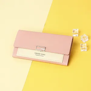 Nahaufnahme der eleganten rosa minimalistischen dreifach gefalteten langen Geldbörse