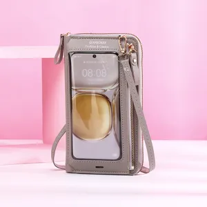 Gros plan du sac de téléphone taupe avec fenêtre tactile transparente et fermeture éclair.